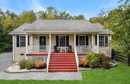 Luray House | Modern decor, Hot Tub, Fire Pit & River Access!