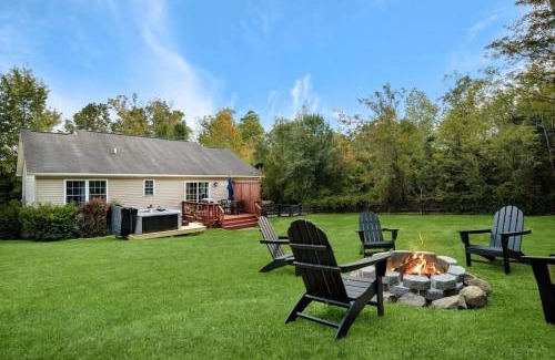 Luray House | Modern decor, Hot Tub, Fire Pit & River Access!