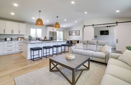 Del Rey Oaks House | Modern Del Rey Oaks Retreat: 2 Mi to Monterey Bay!
