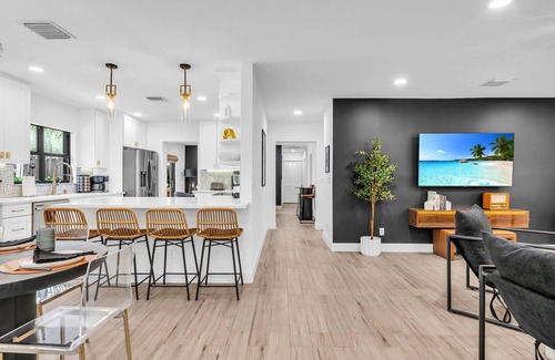 West Palm Beach House | Modern Deluxe Palm Beach Coco Villa & Pool Bar!