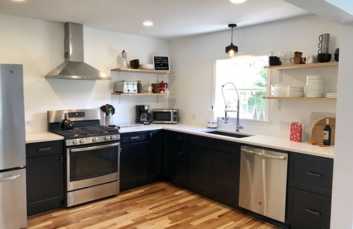 Sawyer House | Modern Designer Beach House 1 mile to the beach! Pet-friendly & bright