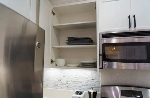 Azusa House | Modern Designer Home w/King Bed - 30 minutes to all the theme parks!