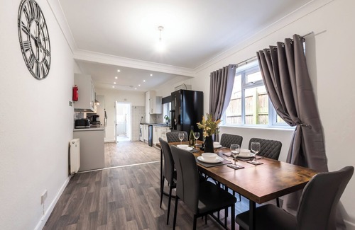 Shirley House | Modern,Discounts,Contractor,Relocation,Free Parking,Town Centre,Fast WIFI