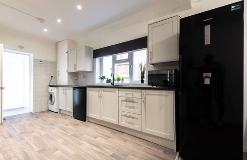 Shirley House | Modern,Discounts,Contractor,Relocation,Free Parking,Town Centre,Fast WIFI