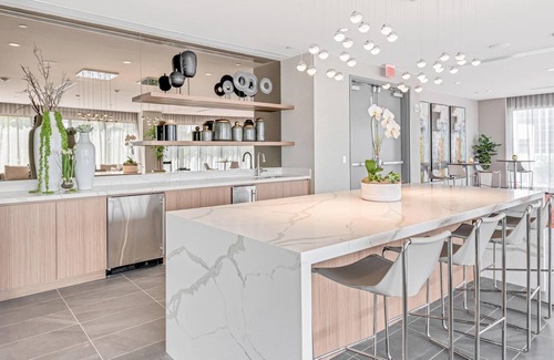 Doral Condo | Modern Doral Stay: Spacious Luxury