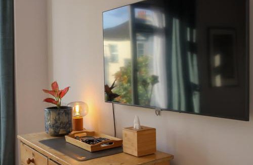 Charlton House | Modern Double bedroom in city apartment room 1