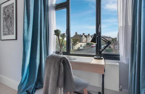 Charlton House | Modern Double bedroom in city apartment room 1