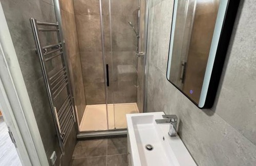 Higham Hill House | Modern double room with en suite