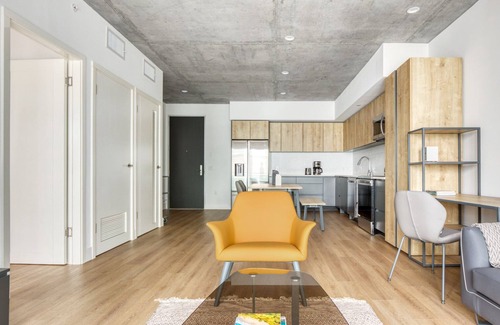 City West Apartment | Modern Downtown 1BR w/Pool, Gym & W/D near Staples Center, by Blueground (LAX 544)