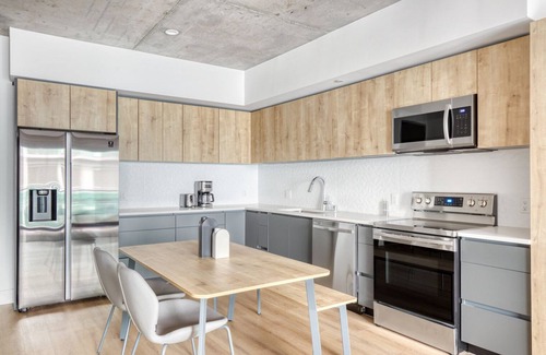 City West Apartment | Modern Downtown 1BR w/Pool, Gym & W/D near Staples Center, by Blueground (LAX 544)