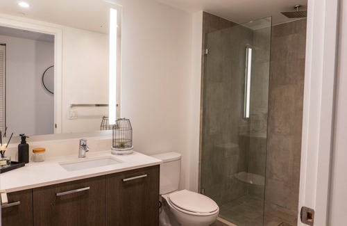 Overtown Condo | Modern Downtown 2BR Condo in the Heart of Miami Infinity Pool & Resort Amenities
