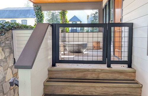 Highlands Apartment | Modern Downtown Apartment with Porch - Ravenel