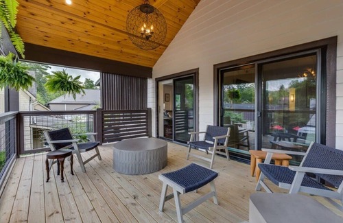 Highlands Apartment | Modern Downtown Apartment with Porch - Watson