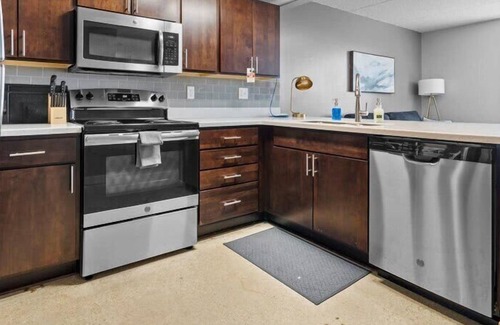 Downtown Des Moines Apartment | Modern Downtown Apt 1 Block from Arena with Gym