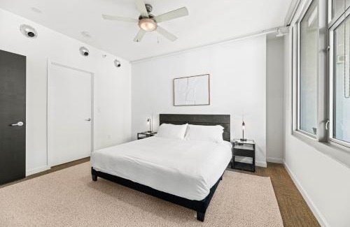Downtown Dallas Apartment | Modern Downtown City View High-Rise with Balcony, Gym, Pool, Free Parking 7th Floor