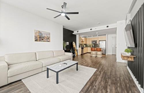 Downtown Dallas Apartment | Modern Downtown City View High-Rise with Balcony, Gym, Pool, Free Parking 7th Floor