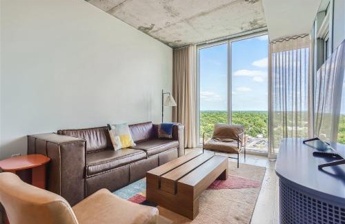 Rainey Street Historic District House | Modern Downtown Condo - Rooftop pool - Top Amenities