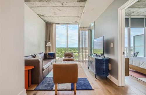 Rainey Street Historic District House | Modern Downtown Condo - Rooftop pool - Top Amenities