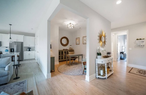 Central Business District Apartment | Modern Downtown Condo with River Views
