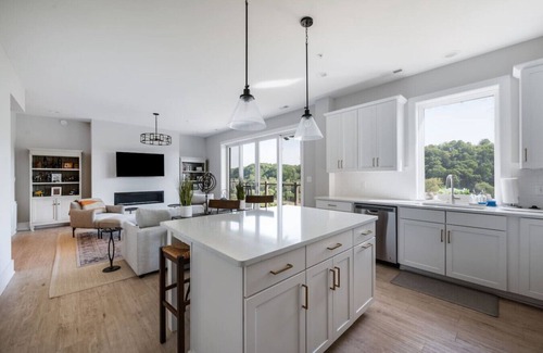 Central Business District Apartment | Modern Downtown Condo with River Views