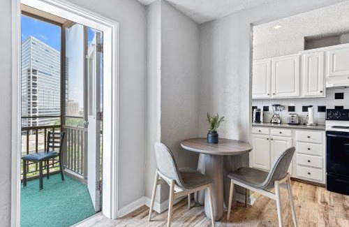Downtown Atlanta House | Modern Downtown Getaway Peachtree Towers