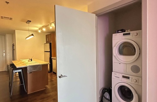 Downtown Dallas Apartment | Modern Downtown High-Rise: Stunning Views + Steps from Hotspots