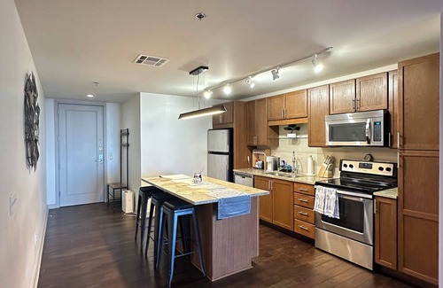 Downtown Dallas Apartment | Modern Downtown High-Rise: Stunning Views + Steps from Hotspots