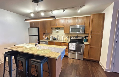 Downtown Dallas Apartment | Modern Downtown High-Rise: Stunning Views + Steps from Hotspots