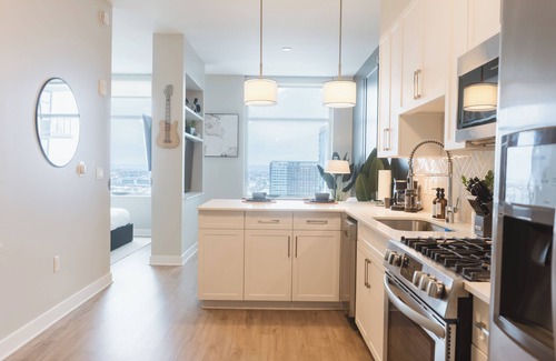The Gulch Apartment | Modern Downtown Nashville Studio – Free Parking, In-unit WD, WiFi with Views!