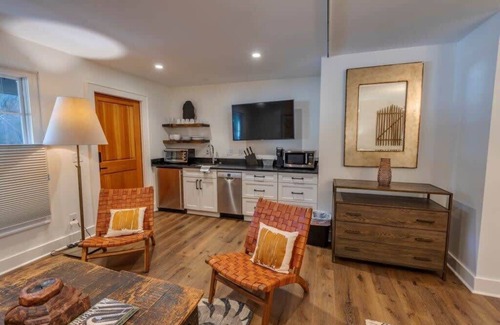 Highlands Apartment | Modern Downtown Studio Apartment - Padgett