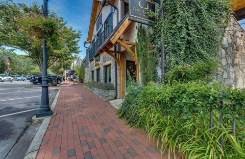 Highlands Apartment | Modern Downtown Studio Apartment - Padgett
