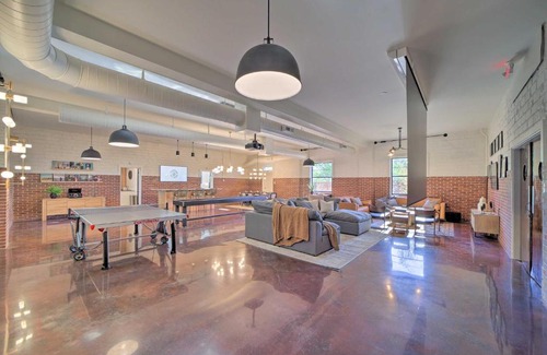 Tulsa House | Modern Downtown Tulsa Friend Pad with Games!