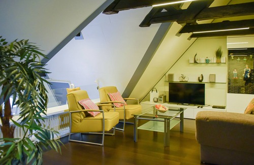 Bahnhofsviertel Apartment | Modern duplex loft at the marina
