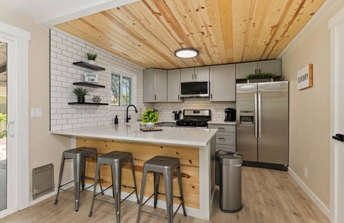 Eagle House | Modern Eagle Retreat|Fully Furnished|MTR Friendly