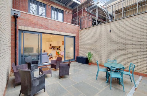 Ealing Common Apartment | Modern Ealing Apartment with Large Private Patio