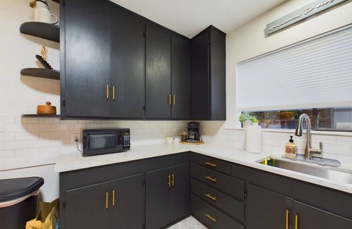Corvallis House | 🌿 Modern Earthy Bungalow | KING Beds A/C Pet-Friendly Fenced Yard