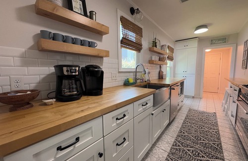 East Beach Cottage | Modern East Beach 3BR/2BA - Pool + Golf Cart