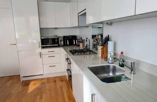 St. Dunstan's Apartment | Modern East London Apt, 3 bedrooms, 2 Bathrooms