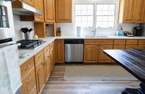 Burbank House | MODERN ELEGANCE: 4BR BURBANK HOUSE with SWIMMING POOL and FENCED PATIO/YARD p12