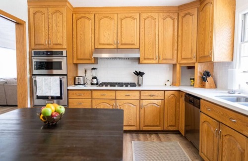 Burbank House | MODERN ELEGANCE: 4BR BURBANK HOUSE with SWIMMING POOL and FENCED PATIO/YARD p12