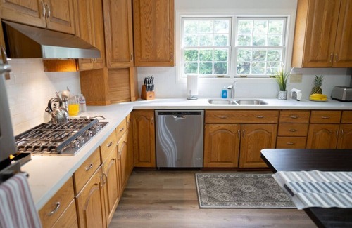 Burbank House | MODERN ELEGANCE: 4BR BURBANK HOUSE with SWIMMING POOL and FENCED PATIO/YARD p12