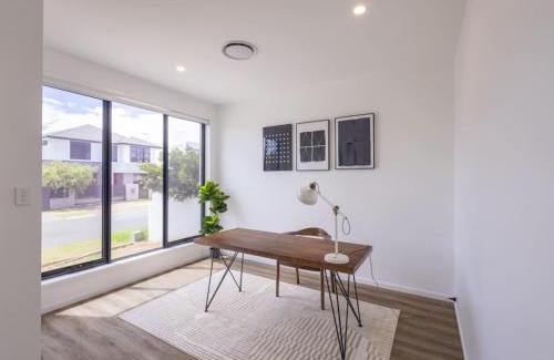 Rochedale House | Modern Elegance Spacious 5BR Retreat in Rochedale