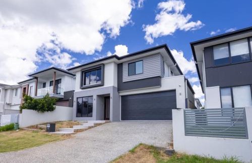 Rochedale House | Modern Elegance Spacious 5BR Retreat in Rochedale