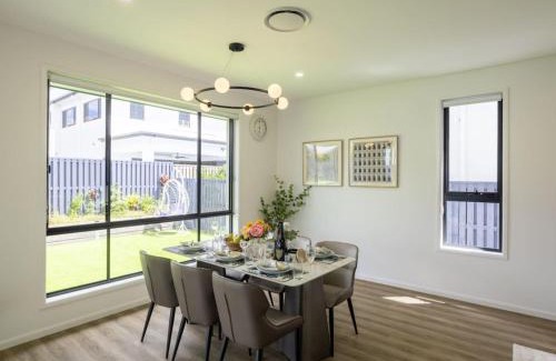 Rochedale House | Modern Elegance Spacious 5BR Retreat in Rochedale