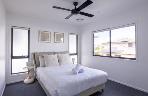 Rochedale House | Modern Elegance Spacious 5BR Retreat in Rochedale