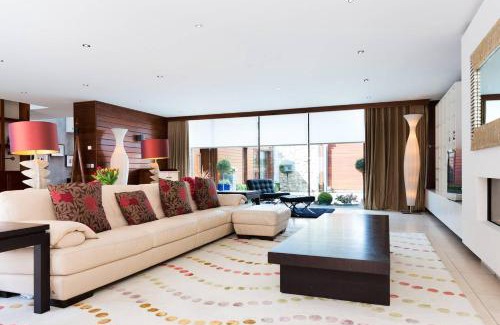Ballsbridge House | Modern Elegance, steps from the Aviva! Home Cinema