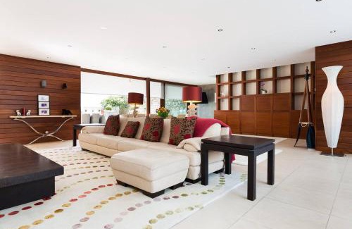 Ballsbridge House | Modern Elegance, steps from the Aviva! Home Cinema