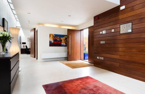 Ballsbridge House | Modern Elegance, steps from the Aviva! Home Cinema