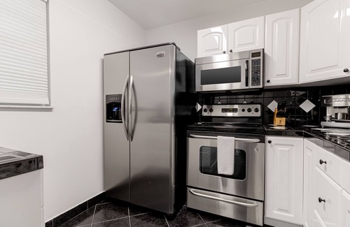 Pembroke Pines Condo | Modern Elegance: 2/2 Cozy Black & White Condo w. WiFi