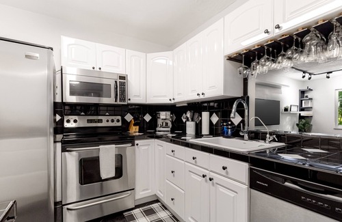 Pembroke Pines Condo | Modern Elegance: 2/2 Cozy Black & White Condo w. WiFi
